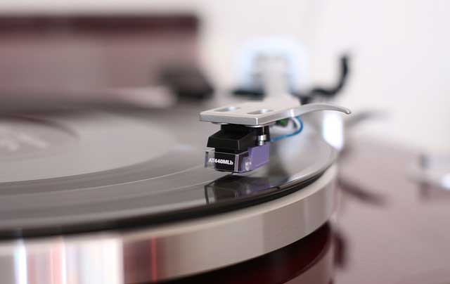 Der Tonabnehmer sorgt für die besondere Haptik eines Plattenspielers