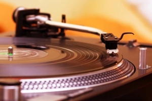 Plattenspieler und Vinyl sind wieder voll im Trend (depositphotos.com)